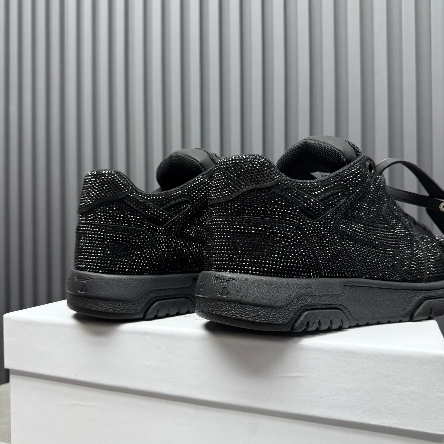 【off- white】P: 720💰Couple model👫, Size: 35-44 (Customized for men 38.45.46) High-quality version👊 "Out of office" series original molding, original lasting, production process 1:1 original ➰OFF GRAY WHITE OW ➰ first-layer cowhide imported skin-friendly and environmentally friendly polyester mesh original molding high elastic environmentally friendly molding pad Made with the original lasting process. The original molded rubber outsole (never yellows and deforms) has a super correct shape, bright color and strong three-dimensional effect👍. Packaging💯Full set of packaging synchronized with the official website (branded paper, certificate of quality, branded cloth bag)